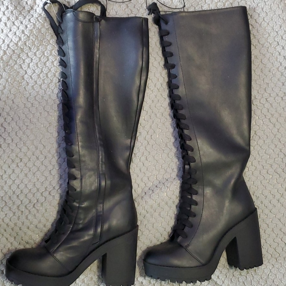 Long laces black boots (under the knee)